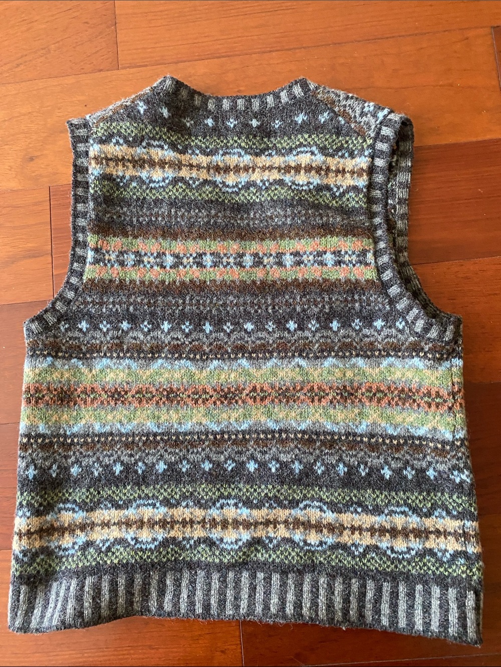 Pyne and smith pattern sweater vest - Picture 5 of 5